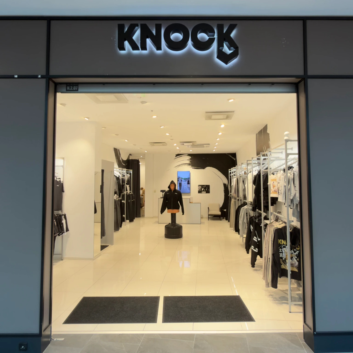 KNOCK — nuotrauka 1